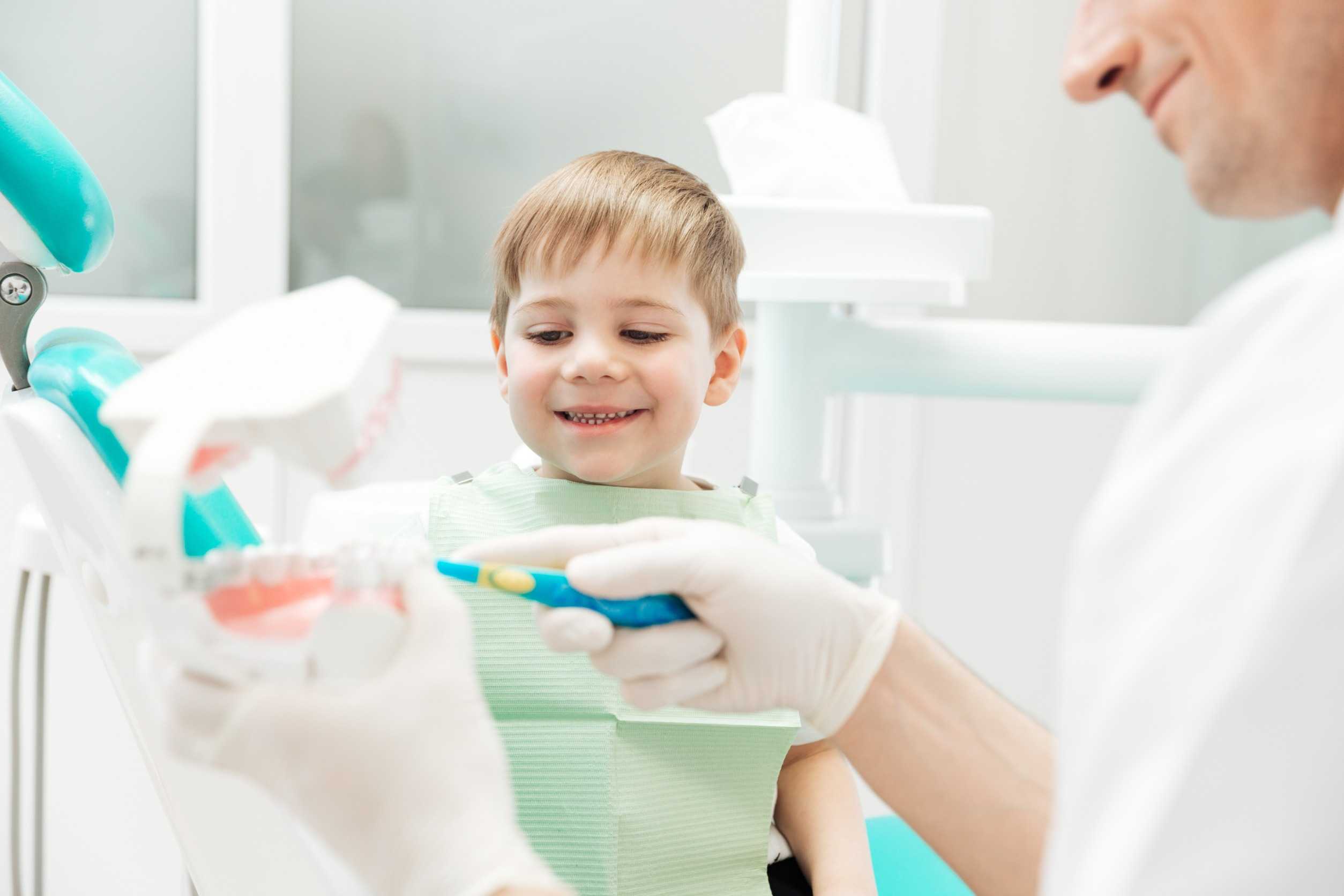 niño en dentista